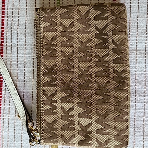 Michael Kors wristlet - Picture 6 of 6